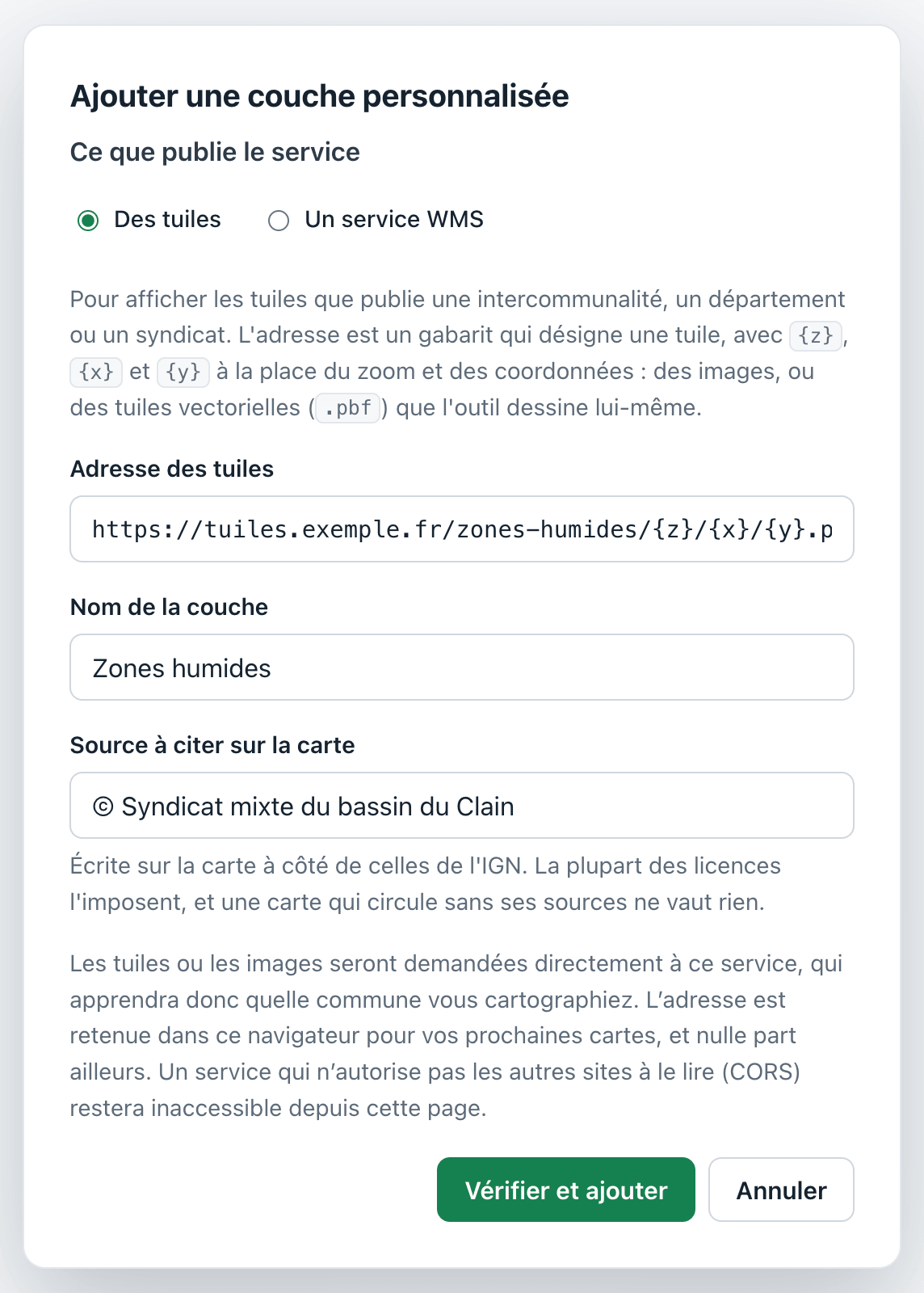 Le formulaire « Ajouter une couche personnalisée », rempli : l'adresse des tuiles en gabarit {z}/{x}/{y}, le nom de la couche et la source à citer