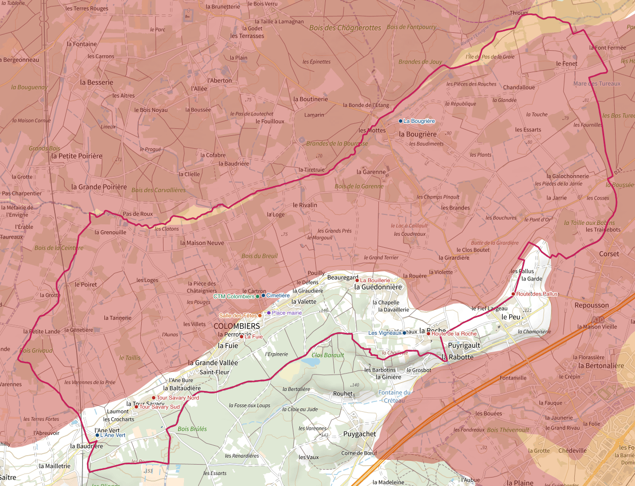 La même carte, avec en plus le contour rouge de la commune et les points d'apport volontaire, chacun avec son étiquette