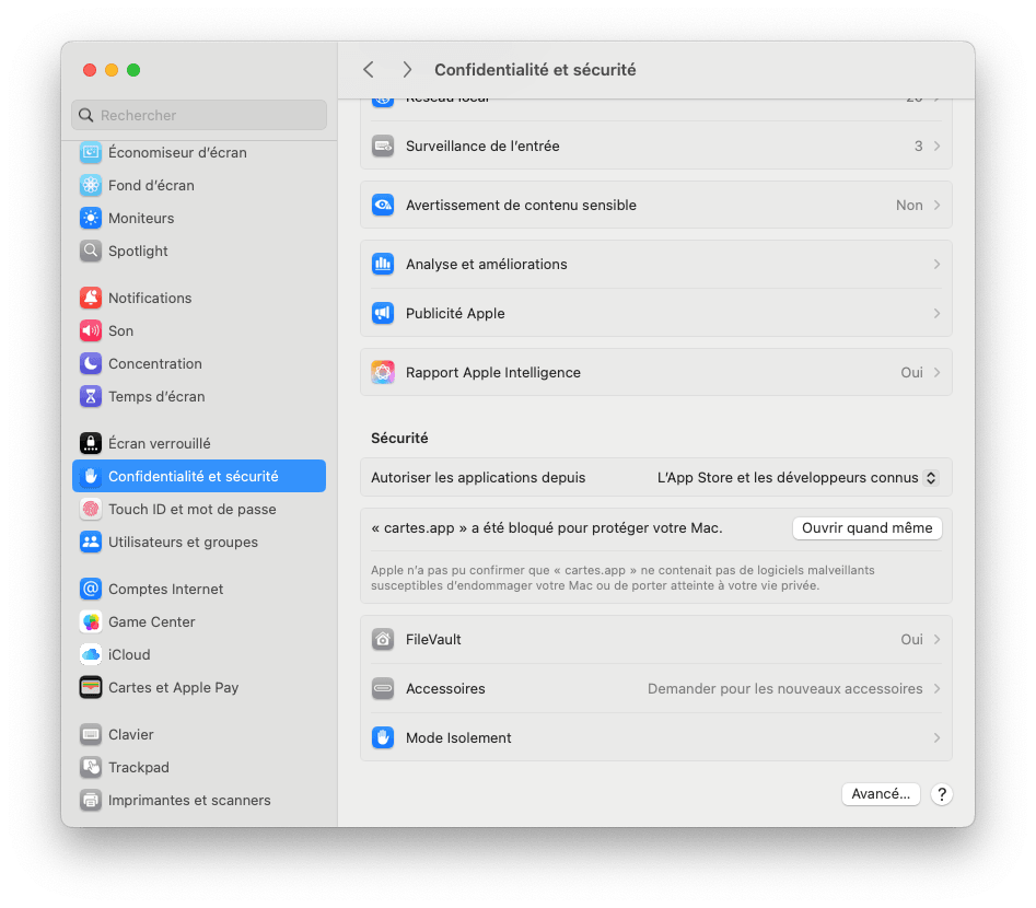 La section Sécurité de Confidentialité et sécurité, avec le bouton « Ouvrir quand même » en face de « cartes.app » a été bloqué pour protéger votre Mac